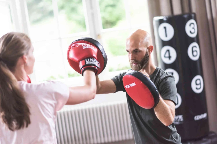 Mann &uuml;bt Boxen mit einer Frau